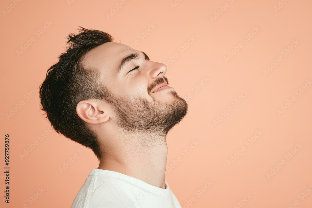 Obraz premium A close up of a man's face with her eyes closed