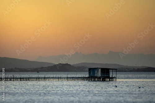 Por do sol nas montanhas e a praia 