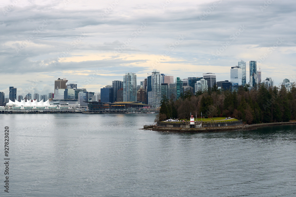 Obraz premium Panoramic view of Vancouver cityscape with modern buildings at Harbour Centre, British Columbia, Canada