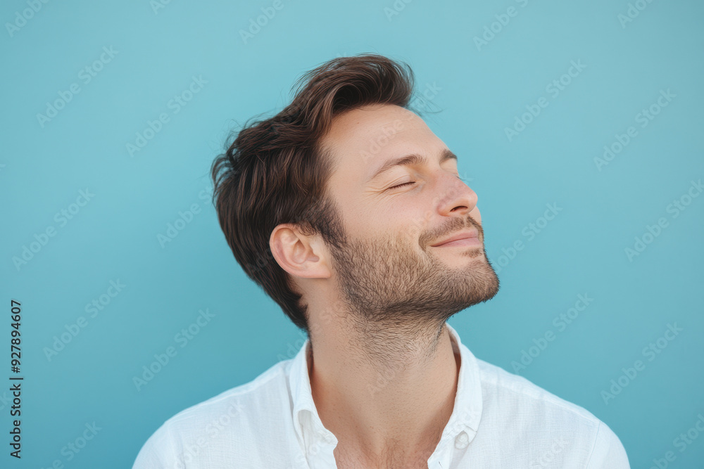 Obraz premium A close up of a man's face with his eyes closed