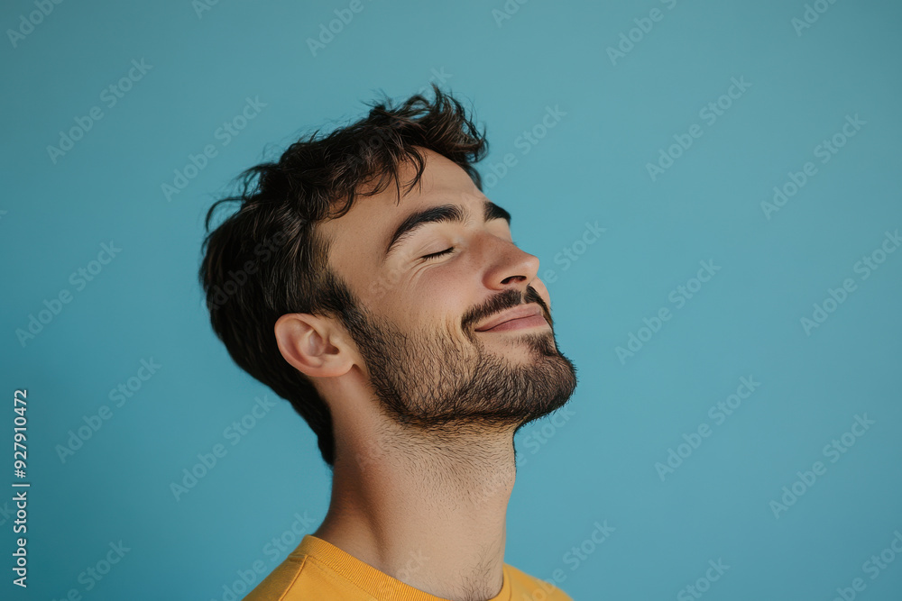 Obraz premium A close up of a man's face with her eyes closed