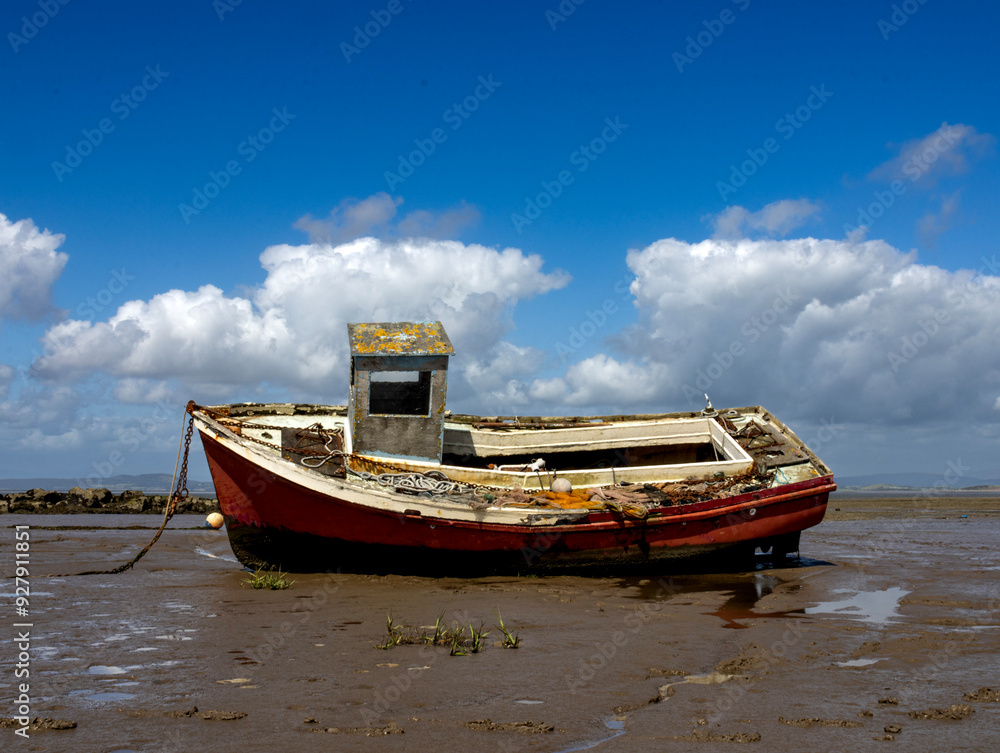 Obraz premium boat on the Morecambe beach