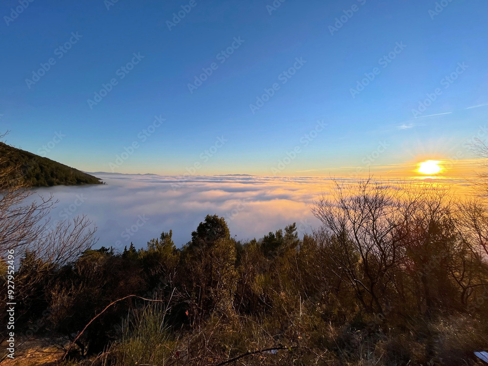 Obraz premium Sunset in Assisi - over the clouds