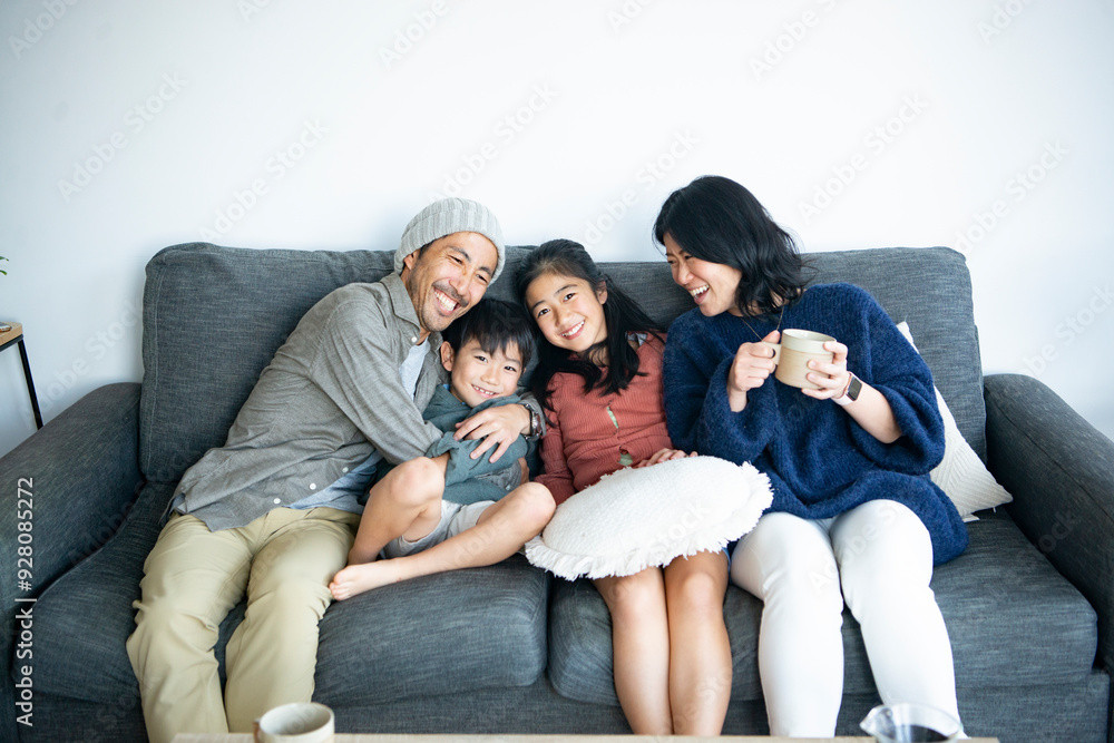 ソファでくつろいでいる4人家族 ソファでくつろいでいる4人家族