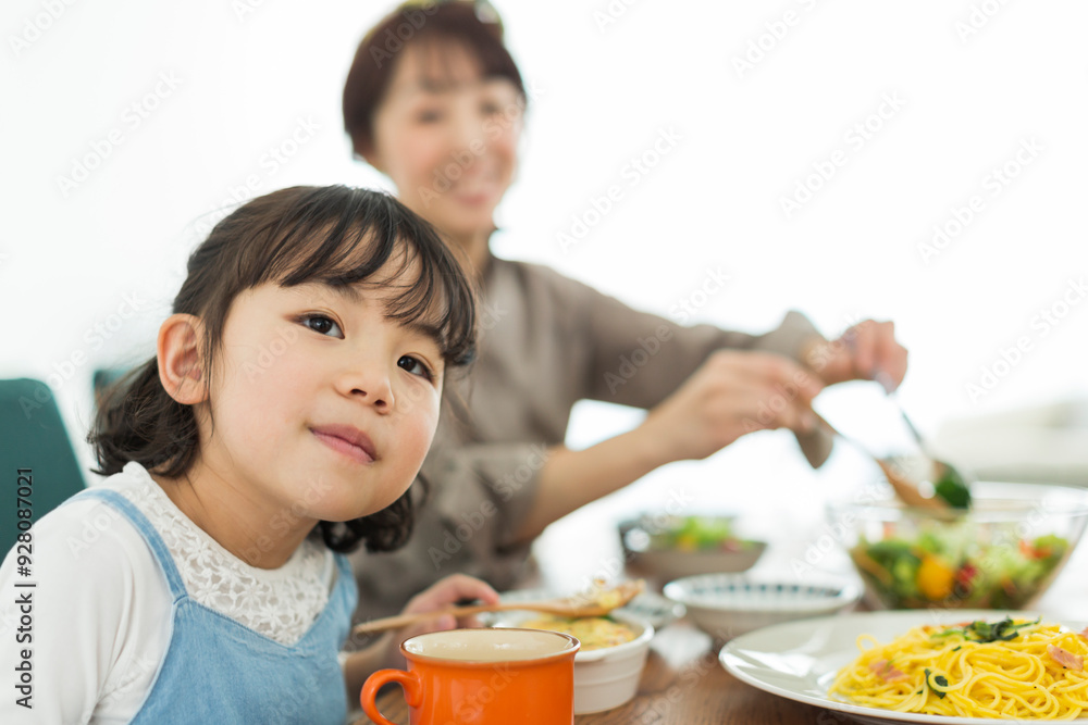食事中の女の子
