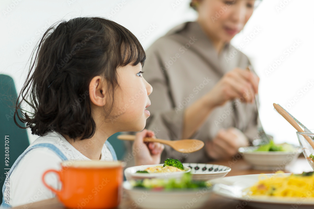 食事中の女の子 食事中の女の子