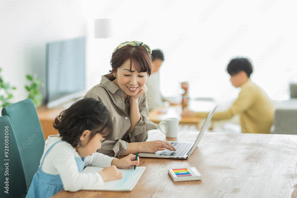 リビングで過ごす家族 リビングで過ごす家族