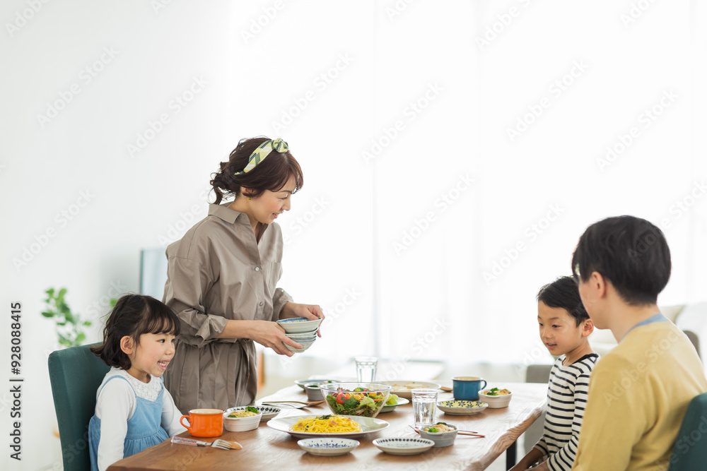 食事の準備をする家族