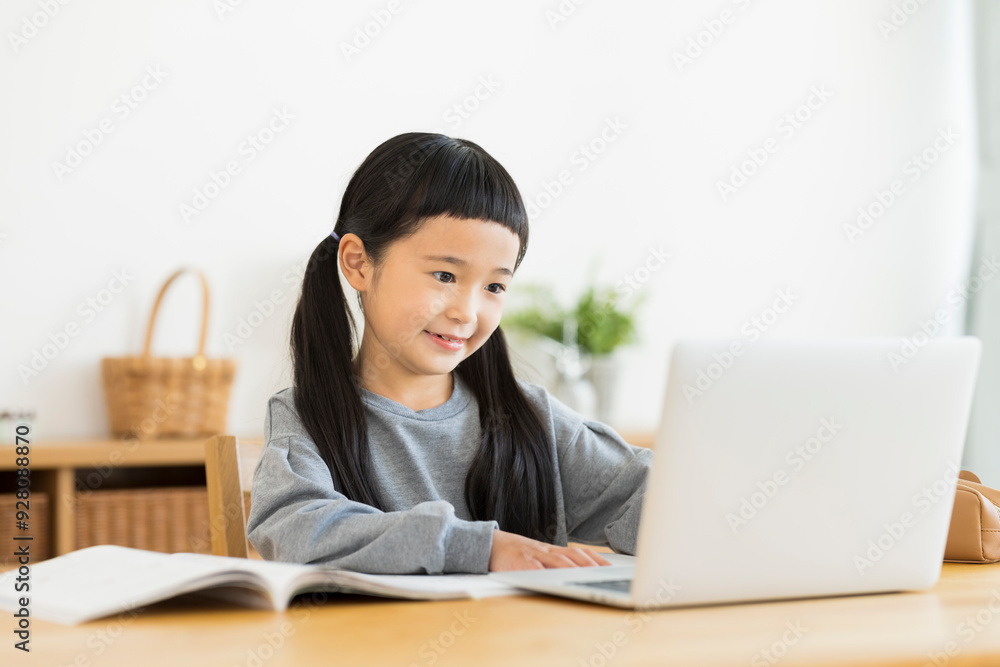 パソコンでオンライン学習をする女の子 パソコンでオンライン学習をする女の子