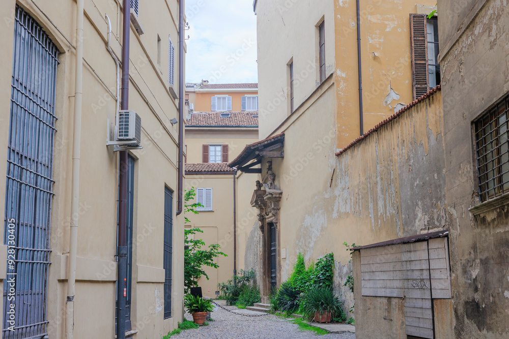 Fototapeta premium イタリア・ミラノの住宅の裏の細道