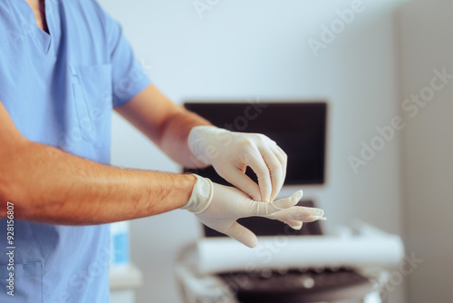 Foto Doctor Putting on Surgical Gloves Before Medical procedure