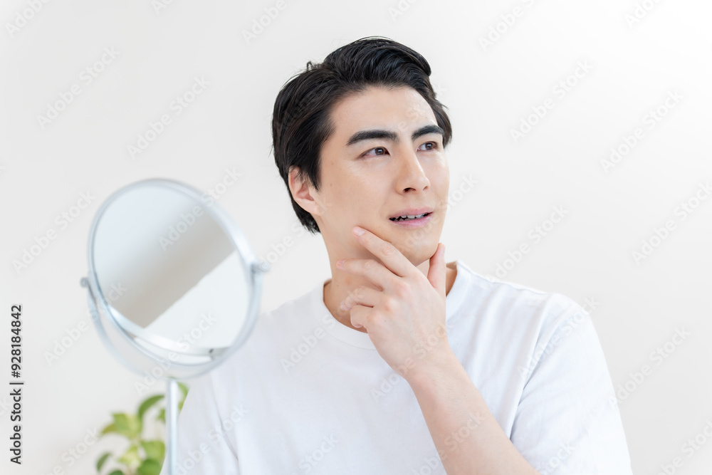 肌に手を添える爽やかな男性