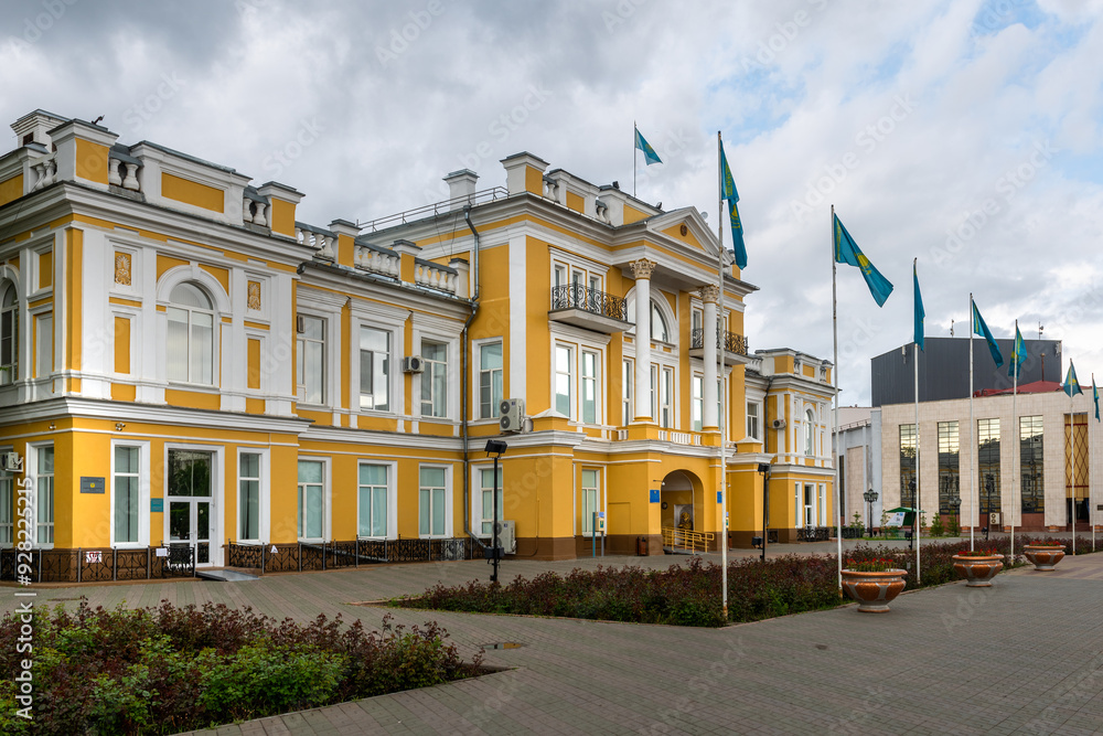 Obraz premium The building of the akimat (mayor's office) of the West Kazakhstan region, built in 1905, in the regional center of the city of Uralsk