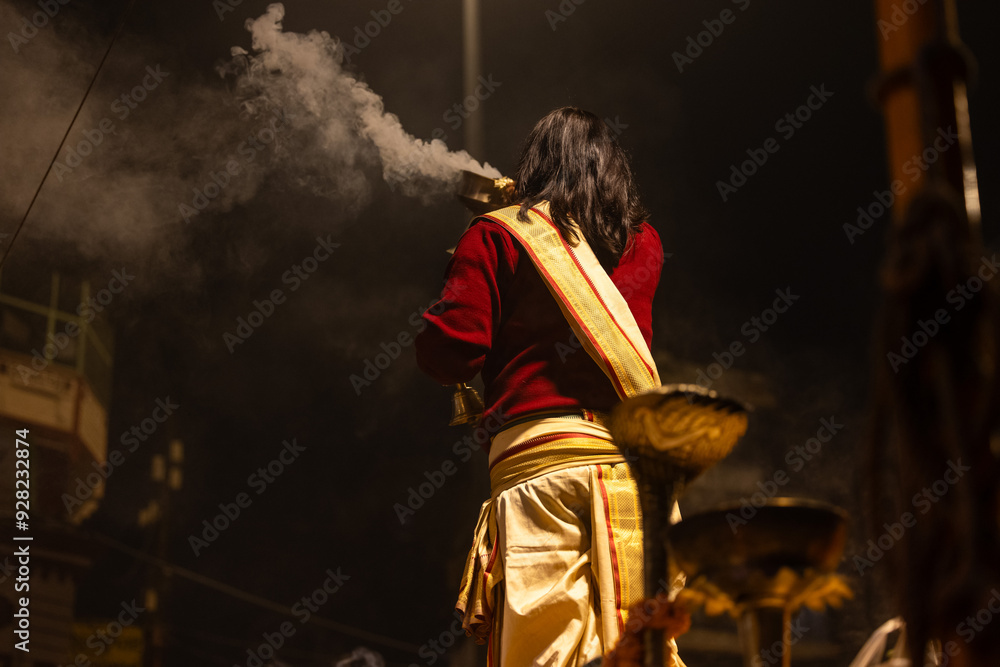 Φωτογραφία Ganga aarti, Portrait of young priest performing holy river ganges evening aarti at assi ghat in traditional dress with hindu rituals