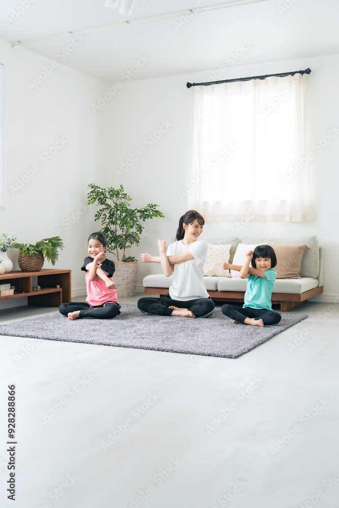 部屋で運動する親子 部屋で運動する親子