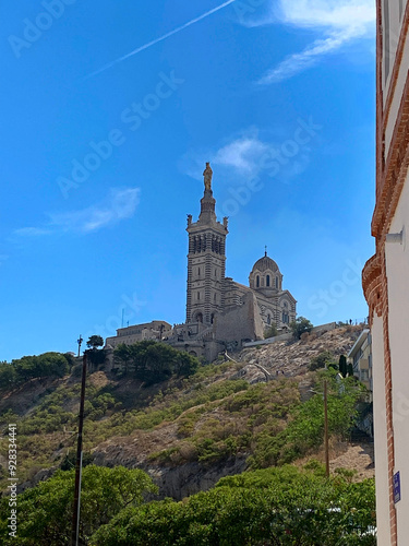 La basilique Notre-Dame de la Garde ou plus simplement Notre-Dame-de-la-Garde, souvent surnommée « la Bonne Mère », est une basilique mineure de l'Église catholique datée du XIXᵉ siècle photo