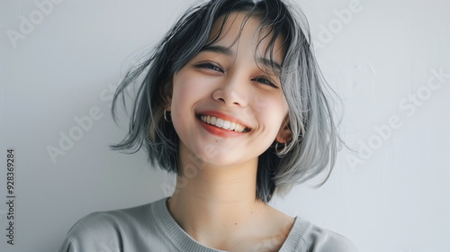 女性のヘアモデル 銀髪