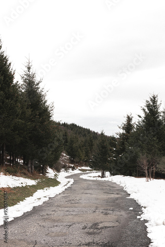 Plano general de una carretera en un paisaje nevado 