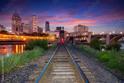 Obraz na płótnie Saint Paul, Minnesota, USA. Cityscape image of downtown St. Paul, Minnesota, USA with railway tracks leading to the city at beautiful summer sunset. w salonie