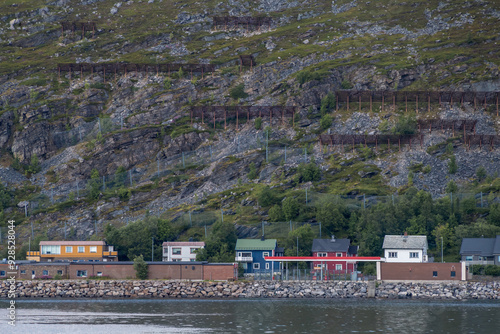 Holzhäuser am Meeresufer in Hammerfest, Norwegen photo