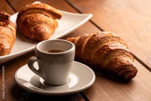 Caffè espresso e cornetti, colazione europea 