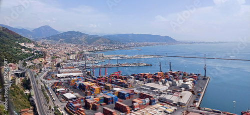 Quadro su tela Panorama costiero di Salerno con porto turistico e lungomare