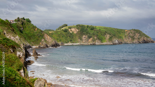Playa asturias, contraste entre mar y montaña
