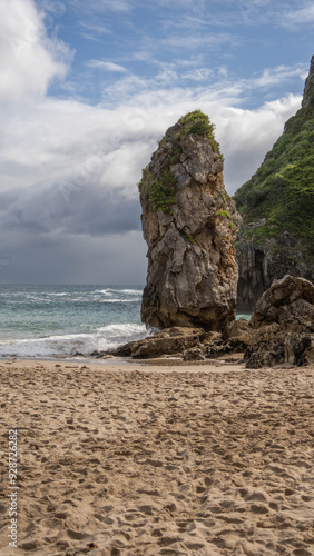 Piedra vertical espectacular en playa salvaje Asturias