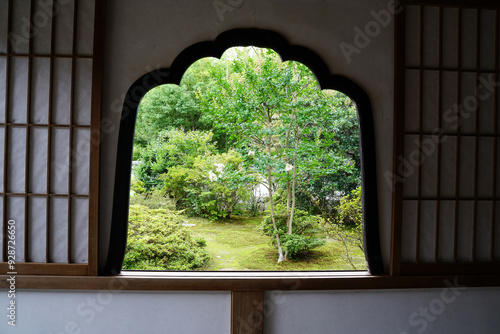 京都の寺院の花頭窓から見た庭園 photo