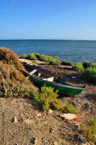 Wallpaper Mural Verlassenes Boot Torontodigital.ca