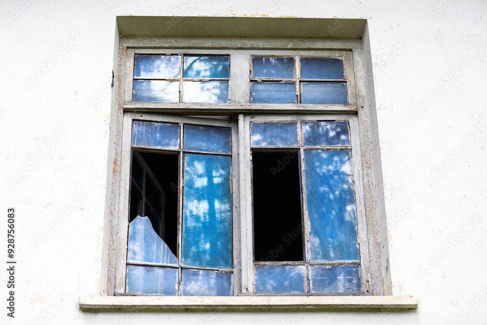 Fototapeta premium Old window with broken glass