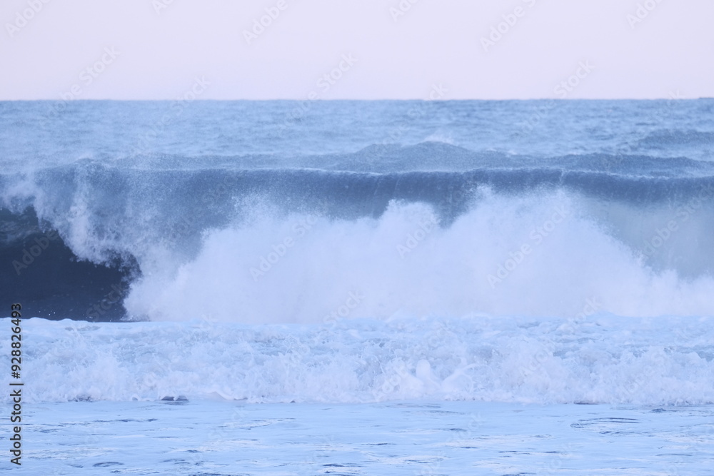Naklejka premium wave breaking on the rocks