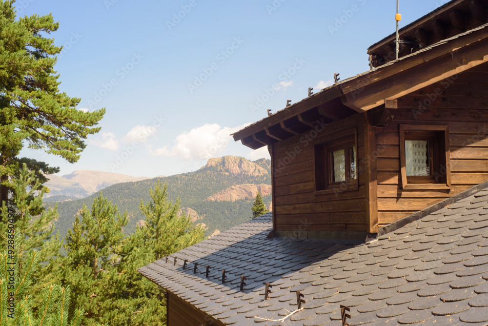 Tejado de pizarra en cabaña de madera de montaña Tejado de pizarra en cabaña de madera de montaña