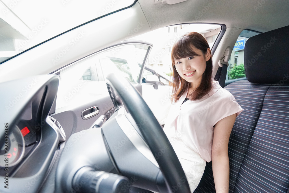 車を運転する若い日本人女性 車を運転する若い日本人女性