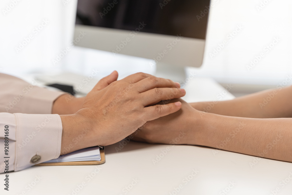 Obraz premium doctor holds hands and encouraging patient to pass treatment cancer.