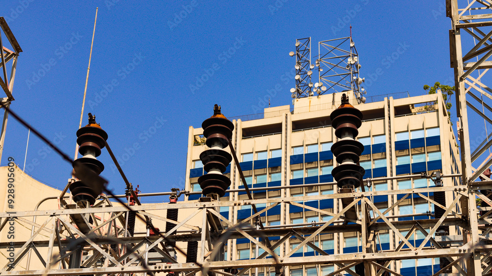Instalações elétricas de uma distribuidora de energia no Brasil, destacando a infraestrutura e os componentes industriais
