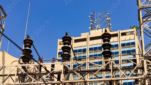 Obraz na płótnie Instalações elétricas de uma distribuidora de energia no Brasil, destacando a infraestrutura e os componentes industriais w salonie