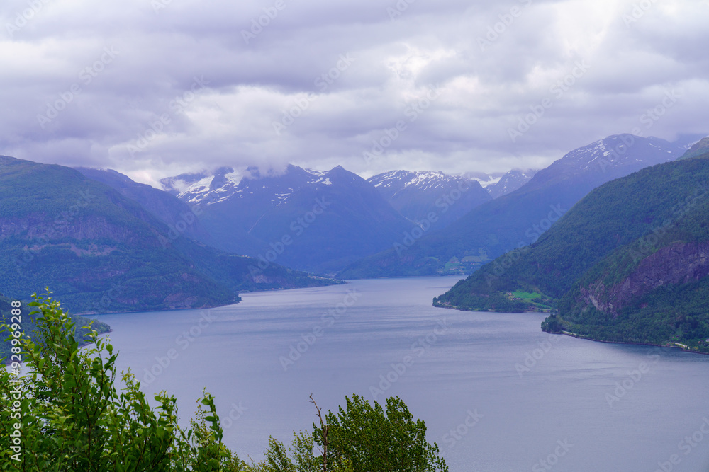 Fototapeta premium Innvikfjorden: Misty Island Reflection