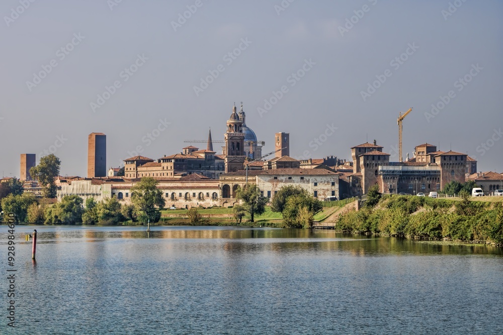 mantua, italien - lago inferiore mit panorama der altstadt