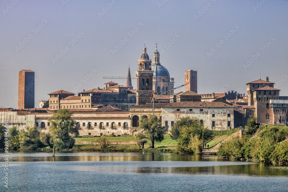 mantua, italien - stadtpanorama der altstadt am lago inferiore