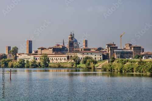 Obraz na płótnie mantua, italien - lago inferiore mit panorama der altstadt w salonie