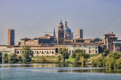 Obraz na płótnie mantua, italien - stadtpanorama der altstadt am lago inferiore w salonie