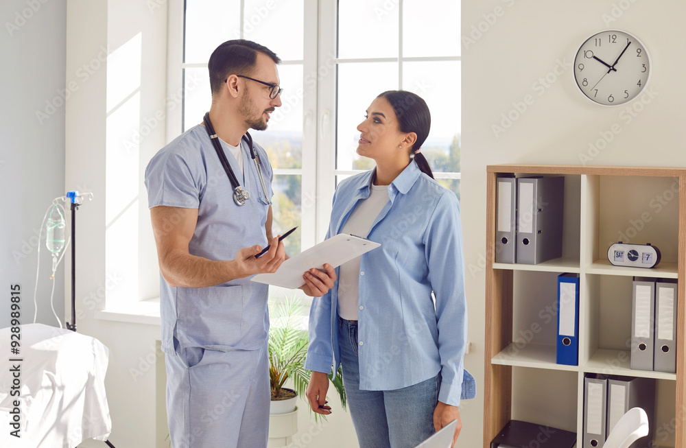 Obraz premium Male doctor or nurse collaborate to provide expert medical consultation and healthcare advice to a female patient at the hospital office, ensuring personalized and attentive care.