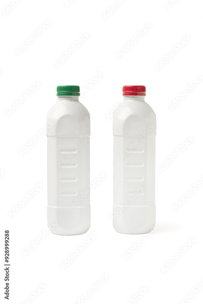 Botellas de plástico blancas con tapa verde y roja sobre un fondo blanco aislado. Vista de frente y de cerca. Copy space Botellas de plástico blancas con tapa verde y roja sobre un fondo blanco aislado. Vista de frente y de cerca. Copy space