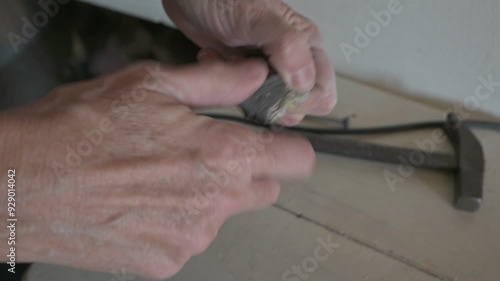 Uniendo las dos masas de masilla epoxi