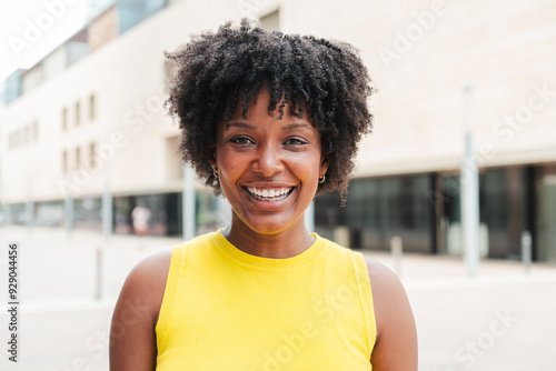 Foto Close up individual portrait of one teenage african american girl smiling and looking at camera outside