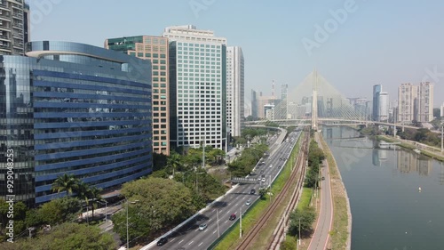 Marginal pinheiros rio pinheiros ponte estaiada video drone 4k dia de sol cidade de são paulo sp brasil