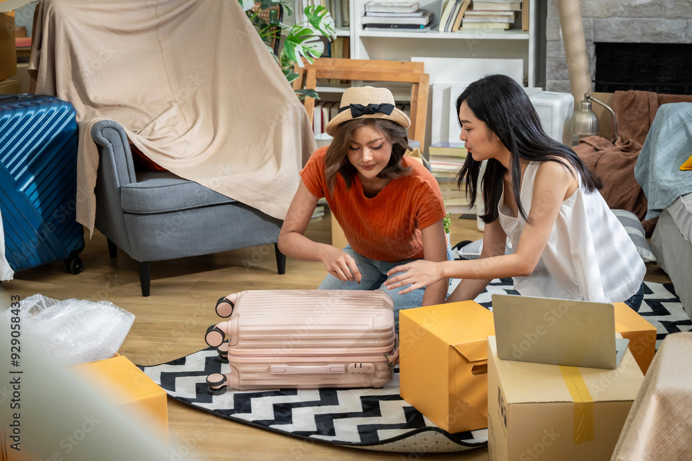 © SKW - Two women are sitting on the floor in a living room