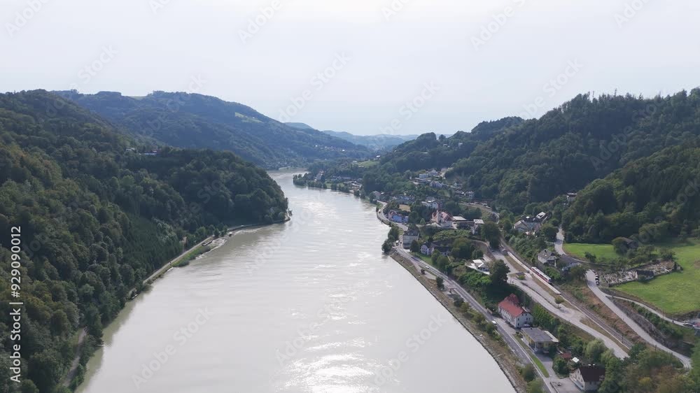 Drohnenflug über der Donau Drohnenflug über der Donau