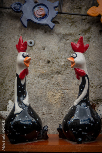 due galline di ceramica che parlano